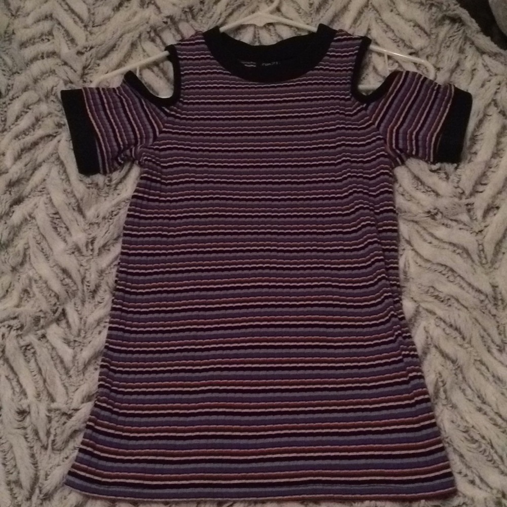 Adorable open shoulder striped shirt!!